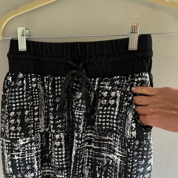 🌸Angie Black and White Patterned Capris - Picture 4 of 8